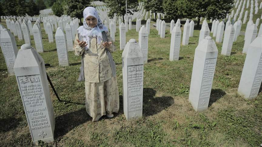 Izet i Arifa kod mezara sinova Muhidina i Mirzeta: Čovjek ne može na silu umrijeti